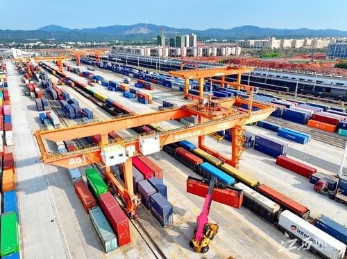 贛州集裝箱裝卸繁忙，貨物進(jìn)出口活力四射